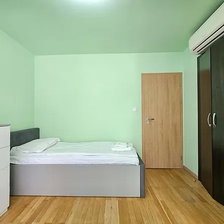 Spacious Living - Dedicated Workspace Near Metro By Flat Manаger 아파트 소피아