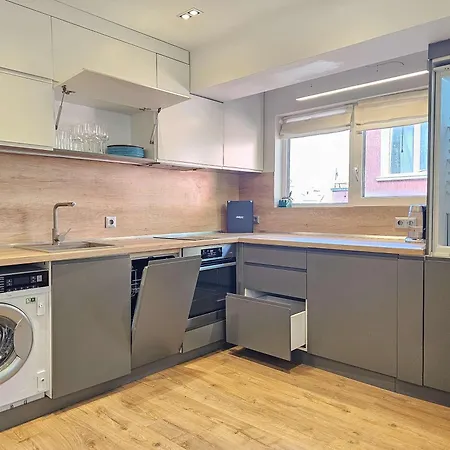 Spacious Living - Dedicated Workspace Near Metro By Flat Manаger 아파트 *