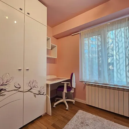 Spacious Living - Dedicated Workspace Near Metro By Flat Manаger 아파트 *