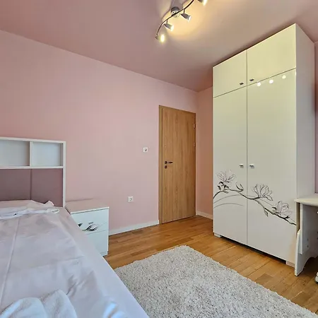 Spacious Living - Dedicated Workspace Near Metro By Flat Manаger 아파트 소피아